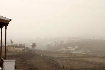 Una densa calima cubre el cielo de Telde (Foto Jesús Ruiz, TA y Antonio Rico)